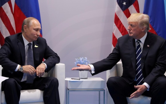El presidente de Estados Unidos, Donald Trump, extiende su mano a su homólogo ruso, Vladimir Putin. FOTO: REUTERS.