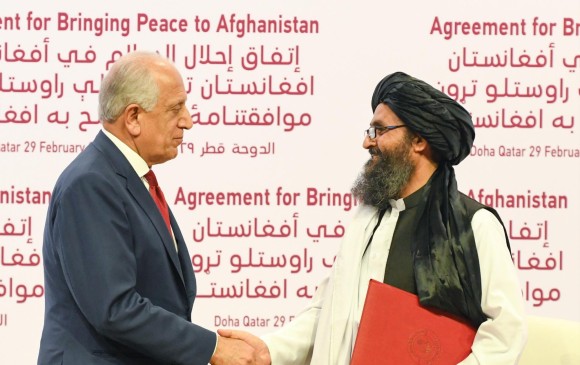 Zalmay Khalilzad, representante especial de EE. UU. para la paz, y el líder talibán mulá Abdul Ghani Baradar, firmantes del Acuerdo de Paz. FOTO EFE