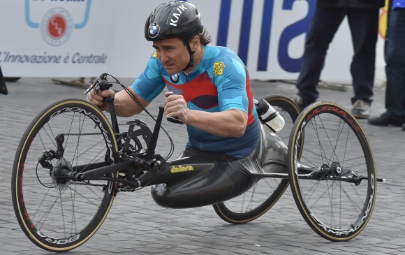 Alex Zanardi sufrió un grave accidente el 19 de julio en una carrera de exhibición. FOTO AFP