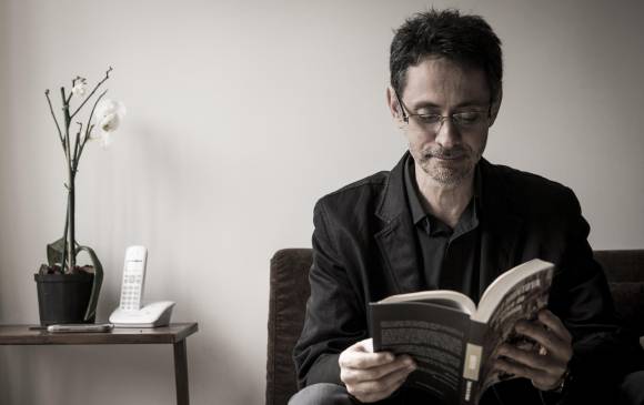 El escritor, que se gana la vida como profesor de Literatura de la Universidad de Antioquia. 