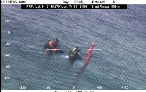 Jorge y Hernán se protegieron el cuello con el chorizo, una especie de boya que también sirvió para identificarlos. FOTO CORTESÍA ARMADA