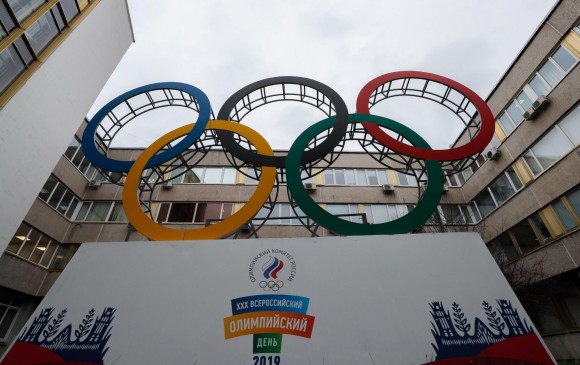 Sin bandera, con deportistas neutros durante cuatro años. La Agencia Mundial Antidopaje (AMA) adoptó por unanimidad una serie de sanciones sin precedentes contra Rusia. FOTO EFE