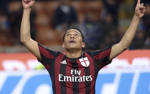 Carlos Bacca se queda en el Milan. FOTO AFP