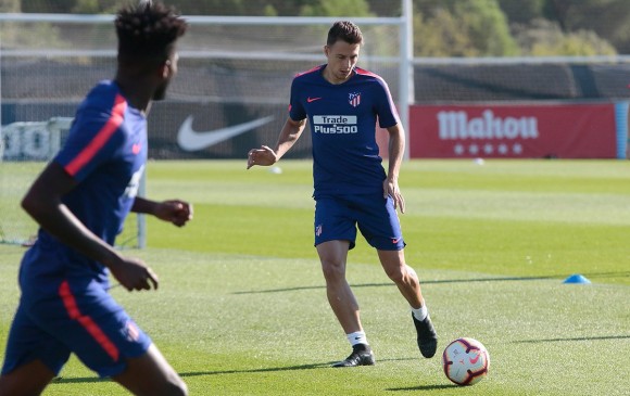 Terminaron las especulaciones sobre la posible salida de Santiago Arias del Atlético de Madrid, el técnico Diego Simeone confirmó que sigue. FOTO @Atleti