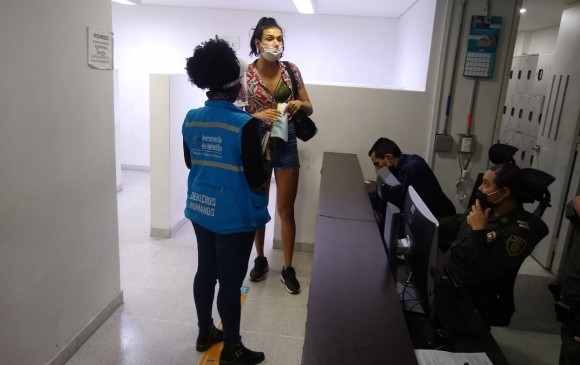 Emma Hidalgo García (imagen) interpuso una acción de tutela al considerar que le habían sido vulnerados sus derechos fundamentales la noche del pasado 25 de julio cuando fue retirada de una estación del metro por miembros de la Policía Metropolitana. FOTO: CORTESÍA