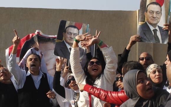 Los familiares de las víctimas protestaron tras conocer la sentencia de Mubarak. FOTO REUTERS