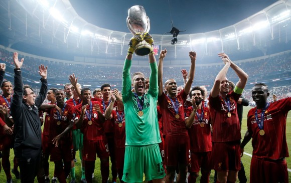 El festejo del Liverpool, encabezado por la figura del portero español Adrián, quien en la imagen levanta el trofeo que los distingue como los campeones de la Supercopa Europea. FOTO reuters