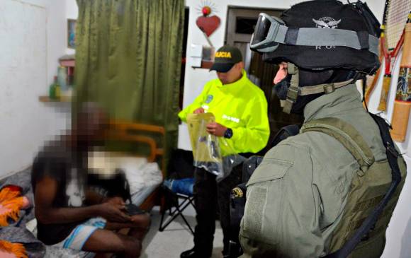 Durante la operación policial, las autoridades incautaron armas de fuego, munición y dinero en efectivo, producto de la venta y comercialización de los alucinógenos. FOTO Cortesía Policía Antioquia