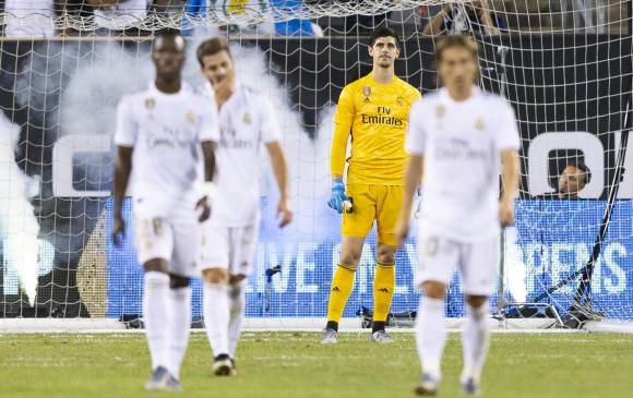 Los jugadores del Real Madrid, derrotados. FOTO EFE