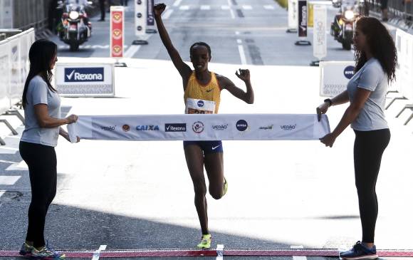 La keniana Jemima Sumgong se quedó con la competencia femenina en el San Silvestre de Sao Paulo. FOTO AFP