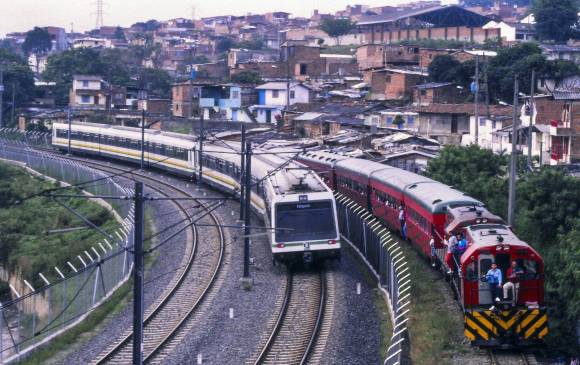 2. En 1996, cuando el metro comenzaba a rodar, todavía quedaban vestigios de lo que fue el viejo tren antioqueño. Aquí los contrastes de los dos medios de transporte ferroviarios.