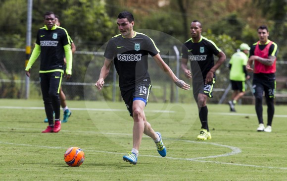 En acción el paraguayo Óscar Franco, esperanza de gol para Nacional este semestre. En las prácticas ha mostrado su capacidad como artillero y espera revalidarlo en el torneo. FOTO Jaime pérez