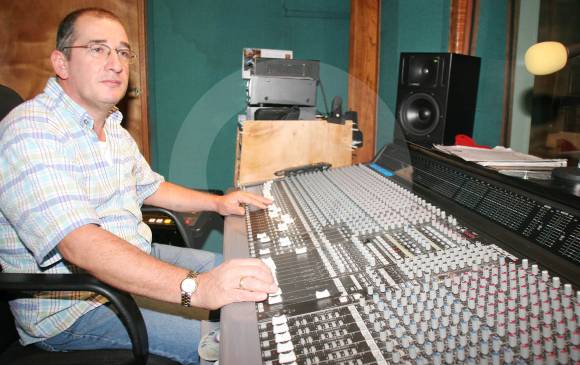 Dario Valenzuela es conocido como el brujo de las consolas. Aquí se le ve en su estudio de grabación de música de Sabaneta, Antioquia. FOTO Juan Antonio Sánchez Ocampo