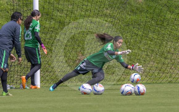 Las mujeres también harán parte del Día del Fútbol Antioqueño. En acción, la arquera brasileña Karen Hipólito. FOTO juan Sánchez
