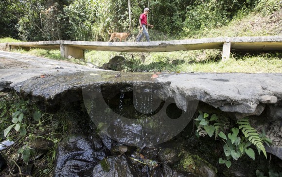 A quebradas de Medellín solo les llueve basura