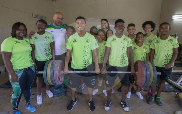 Esta es la más joven generación de las pesas de Antioquia. Muchachos motivados que buscan ser alguien en este duro deporte. Son de la Escuela Departamental. FOTOS Donaldo Zuluaga