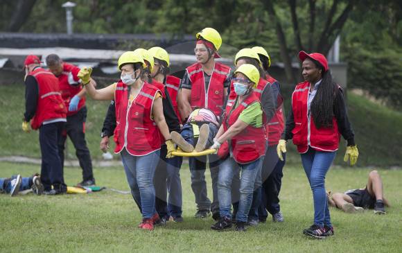 Estudiantes y empleados de la institución universitaria participaron en el simulacro, que contó con aterrizaje de helicópteros, y despertó la atención de habitantes del sector. FOTO Jaime Pérez