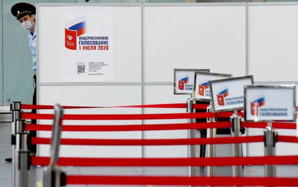 Fuertes medidas de desinfección y bioseguridad marcaron el inicio de las jornadas electorales. FOTO AFP