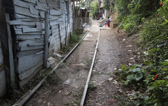 Un tramo de los rieles del Ferrocarril de Antioquia, hoy en desuso, entre Girardota y Barbosa. La comunidad habita hoy parte del corredor por el que pasaron los trenes. FOTO donaldo zuluaga