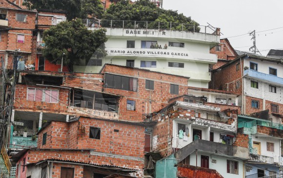 En el barrio Las Independiencias hay una de las cuatro bases militares que tiene la Comuna 13 de Medellín. Allí, gran parte de la comunidad prefiere tener a los soldados cerca. FOTO Robinson sáenz