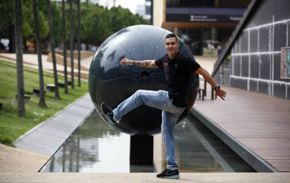 Felipe Echavarría, quien mide 1,74 centímetros, escogió el Planetario de Medellín para hacer pública su habilidad en el microfútbol. FOTO manuel saldarriaga 