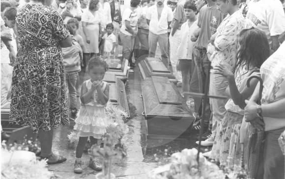 Prácticamente todo el pueblo asistió a las ceremonias religiosas que se realizaron para despedir a las 43 víctimas de la masacre perpetrada por paramilitares. FOTO Hervásquez, Archivo El Colombiano