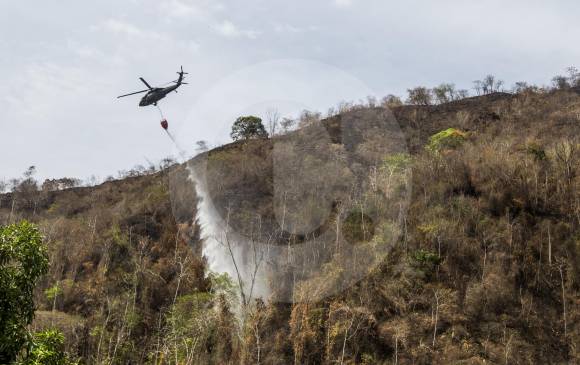 La concentración de la tripulación de estos helicópteros es fundamental para enfrentar incendios forestales. FOTOS Esteban Vanegas
