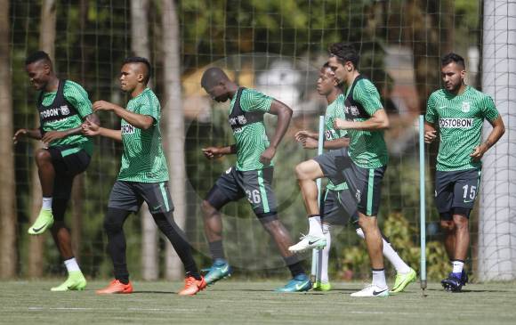 En el centro, el volante español Gorka Elustondo. Habrá particular atención en el juego aéreo del rival. FOTO Julio César Herrera