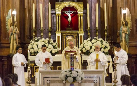 La Conferencia Episcopal dijo que en la celebración de la misa, el saludo de paz debe hacerse con una venia leve. FOTO ARCHIVO