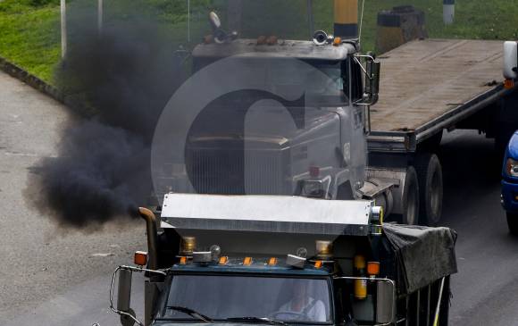 La degradación del aire en Medellín, en un 80 % por las emisiones de carros viejos, convertidos de gasolina a diésel, exige que esos automotores salgan de circulación. FOTO jAIME PÉREZ