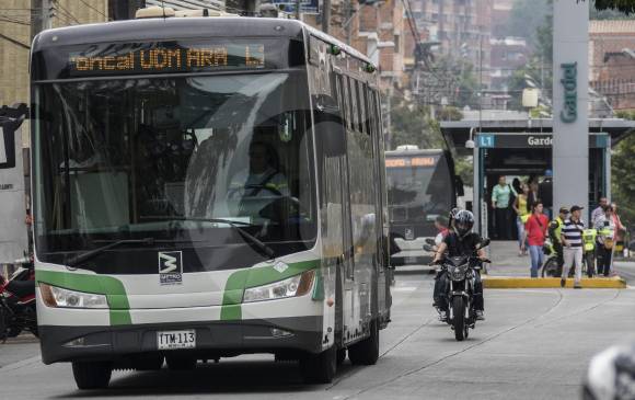 Este motociclista transitaba por el carril exclusivo de metroplús en la carrera 45, estación Gardel. FOTO Róbinson Sáenz