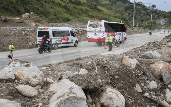 La empresa concesionaria Hatovial ha estado pendiente de atender la emergencia que se presenta con la quebrada El Guadual o El Bebedero en la vereda Graciano. FOTO Róbinson Sáenz.
