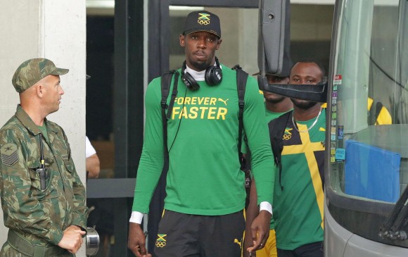 Usain Bolt, en medio de la mayor seguridad a la llegada al hotel. Entre amenazas se mueven las estrellas olímpicas. FOTO AFP