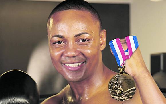 Jorge Eliécer posa con orgullo los fajines que logró como profesional (AMB y OMB), pero sobre todo con el bronce en Seúl-88. Foto Cortesía Jorge E. Julio.