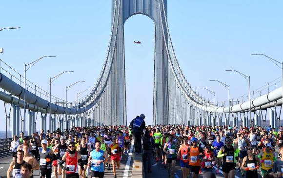Los corredores cruzan el puente estrecho de Verrazano durante el maratón que se realizó ayer en un clima ideal. FOTO AFP