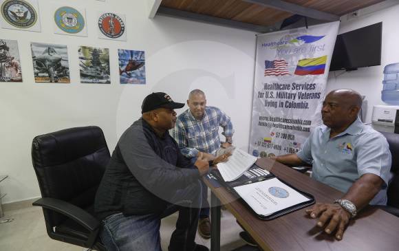 De izquierda a derecha: Esteban Blis, quien también es fundador de la organización You Served, We Care; Ken, exmarine y Danilo Bryan, encargado de la oficina en Sabaneta. FOTO Manuel Saldarriaga