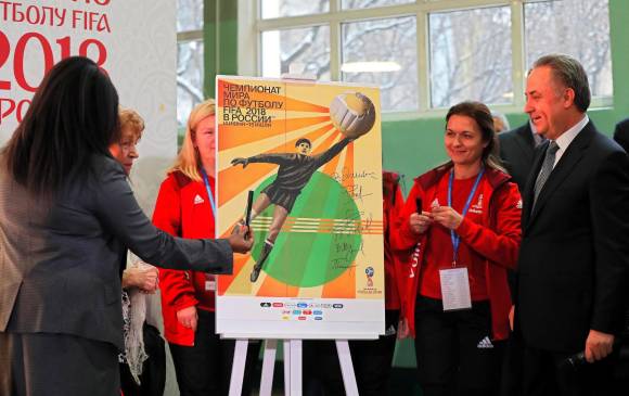 El afiche del Mundial de Rusia tiene como figura central al legendario portero soviético Lev Yashin. FOTO EFE