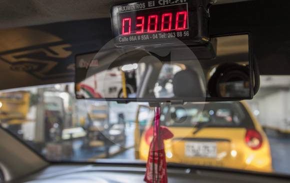 Aunque las autoridades no autorizaron prima de Navidad a taxistas, el usuario puede darla a voluntad. FOTO Róbinson Sáenz