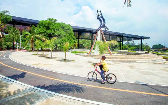 El renovado Parque del Artista se convirtió en un sitio concurrido por los itagüiseños, que disfrutan de los nuevos escenarios deportivos y culturales. FOTO juan antonio sánchez