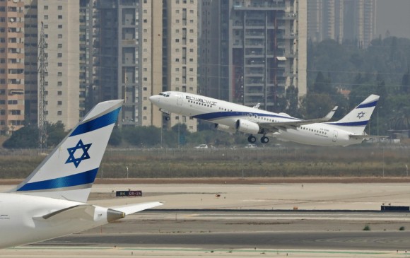 El avión de la aerolínea israelí EL Al, que llevará a una delegación estadounidense-israelí a los Emiratos Árabes Unidos, tras un acuerdo de normalización. FOTO AFP