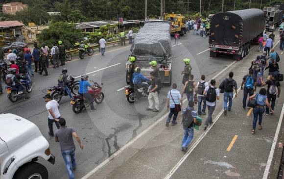 El pasado jueves los camioneros bloquearon la vía en Copacabana. FOTO Robinson Sáenz