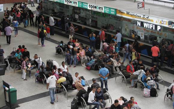 Uno de los grupos de extranjeros fueron retenidos en la terminal del norte en Medellín. FOTO ARCHIVO