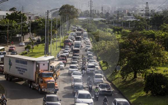 El horas pico, la vía Regional entre Sabaneta y La Estrella colapsa y afecta la movilidad del sur del Valle de Aburrá. Se busca que la Distribuidora haga más fluido tráfico automotor. FOTO Jaime Pérez