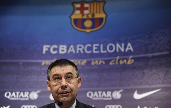 El hecho, que en su momento fue denunciado por el actual presidente, Josep Maria Bartomeu (en la foto), como una “mano negra” que quería ir contra la entidad, adquirió otro tono cuando el mismo dirigente aceptó meses después que el club “había cometido algunos errores” en la contratación de jugadores menores de 18 años. FOTO AFP