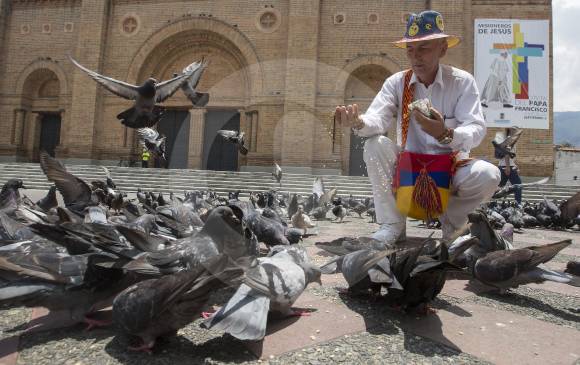 Restricción en la venta de maíz para palomas en el Parque de Bolívar es para los venteros, los ciudadanos aún pueden alimentar a las aves por su cuenta, pero hay que tener cuidado porque se puede perjudicar la salud de estos animales. FOTO Manuel Saldarriaga