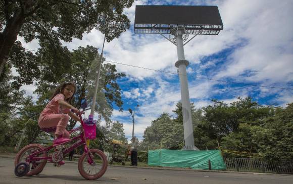 Las pantallas que están instaladas a las afueras del estadio, quedan a la misma altura de las tribunas norte y sur. FOTO MANUEL SALDARRIAGA 