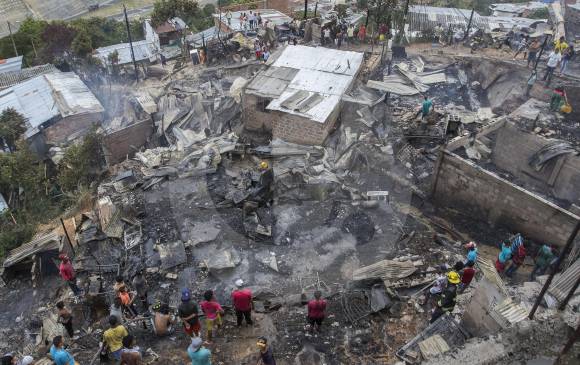 La incertidumbre reinaba en los hombres mujeres y niños que resultaron afectados por las llamas en el sector el cafetal. La comunidad y la parroquia brindaron las primeras ayudas. FOTO róbinson saénz