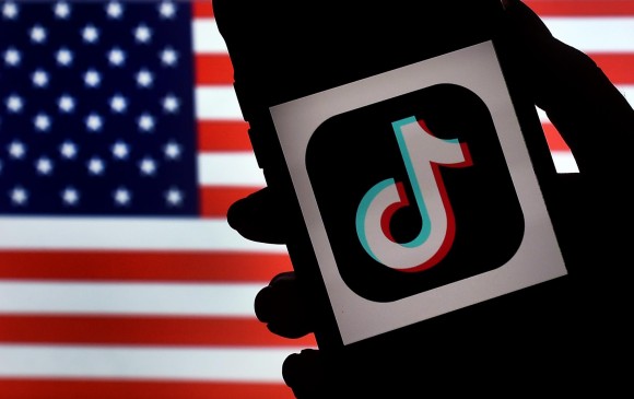 Logotipo de la aplicación TikTok ante una bandera de los EE. UU. ILUSTRACIÓN FOTOGRÁFICA AFP