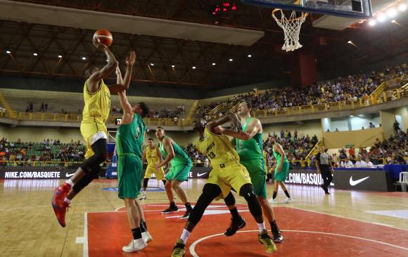 Después de un comienzo dudoso perdiendo el primer cuarto (21-24), Brasil se repuso y vapuleó a Colombia 84-49. FOTO efe
