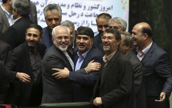 Ayer, escenas de júbilo y alegría se vieron en el Parlamento iraní, donde los legisladores de distintos sectores políticos se congregaron para felicitar a uno de los gestores de este paso histórico para la República Islámica, Mohammed Javad Zarif. FOTO ap